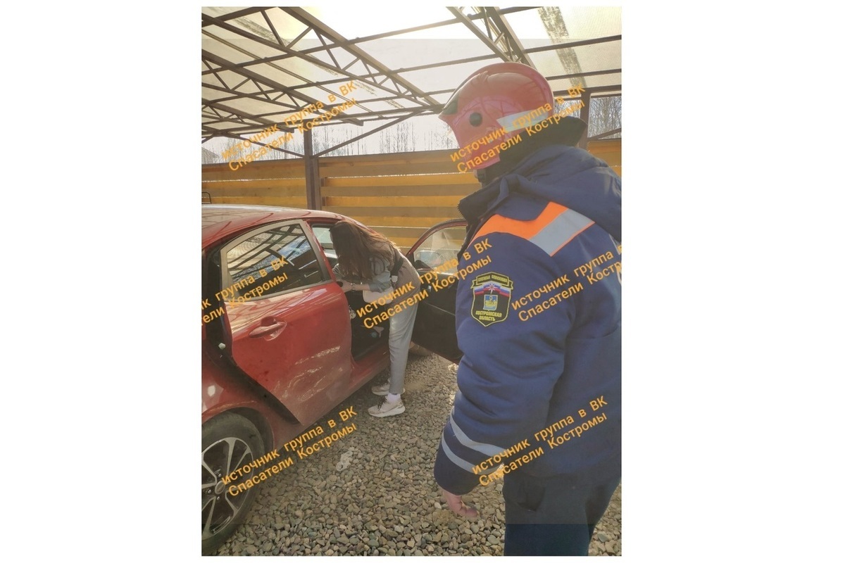 В костромской деревне Коряково спасатели вскрыли машину, чтобы освободить ребенка