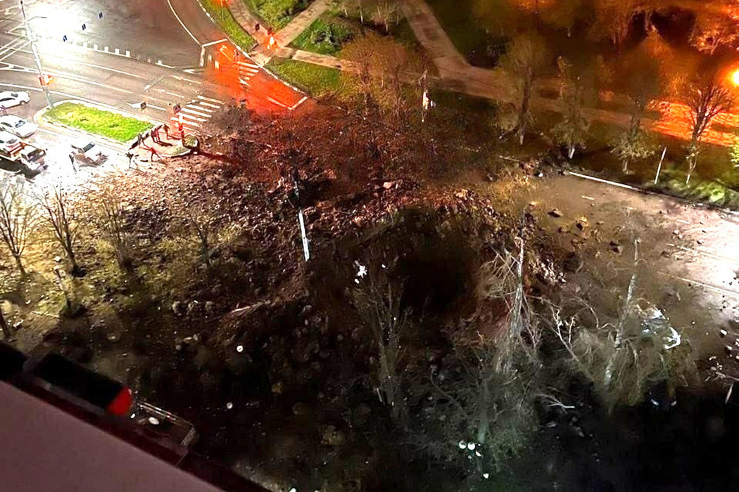 Кадры последствий взрыва авиабомбы в Белгороде: 20-метровая воронка, раскуроченные машины