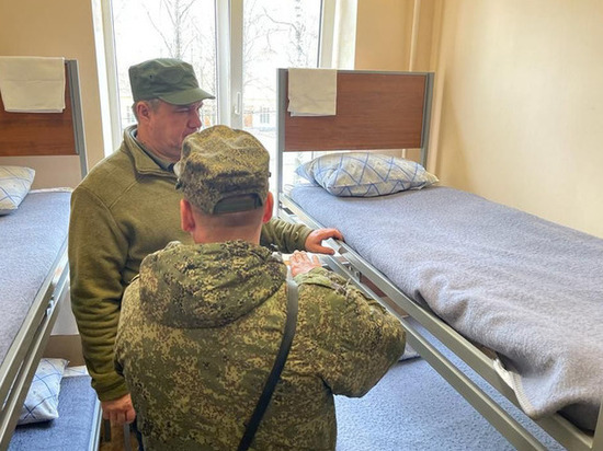 Михаил Ильин проверил условия быта и службы солдат-срочников из Ленобласти