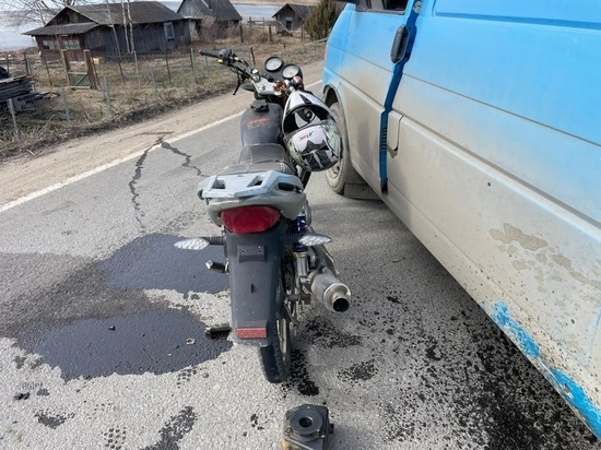 Мотоциклист оказался в больнице после столкновения с микроавтобусом в Карелии
