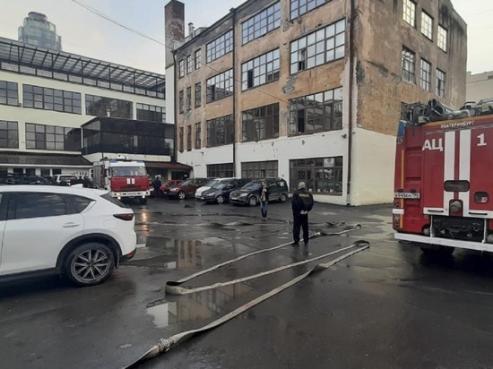 2 тысячи человек эвакуировали из-за пожара в здании в центре Екатеринбурга