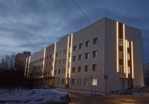 В столице Мурманской области подошел к концу ремонт поликлиники №1, расположенной на улице Карла Маркса. У здания полностью восстановили фасад.