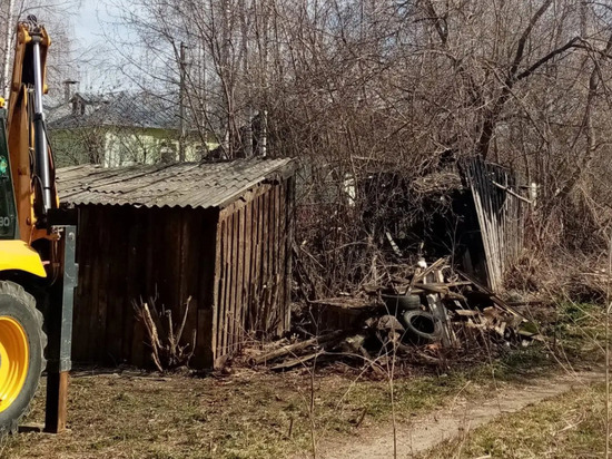 В Костроме снесли заброшенные сараи на Речном проспекте