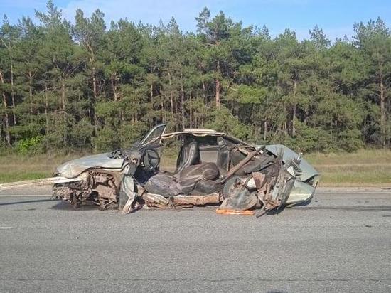 Под Волгоградом водитель ВАЗа скончался после лобового ДТП с фурой