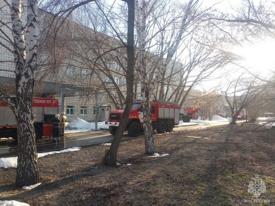 В Барнауле загорелось медучреждение на улице Попова