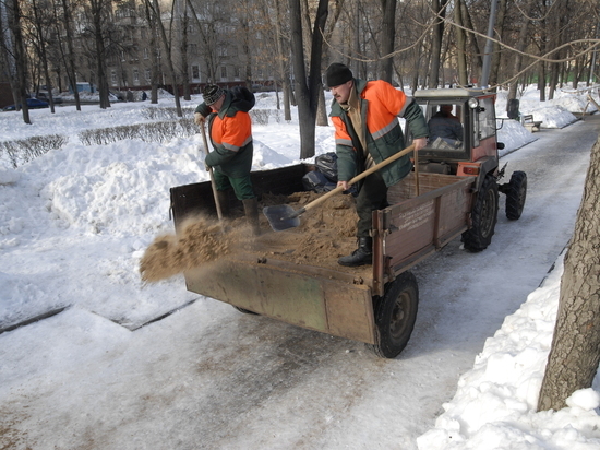 Коммунальщики в Подмосковье откажутся от использования песка для борьбы с гололедом