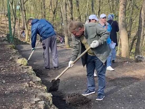 Глава Пензы вышел на уборку Тропы здоровья