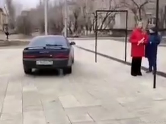 Водитель Toyota Corolla проехал по парку «Солнечному» на ГРЭСе в Чите