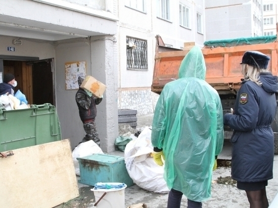 В Новосибирске приставы вывезли из квартиры 76-летней женщины КАМАЗ мусора