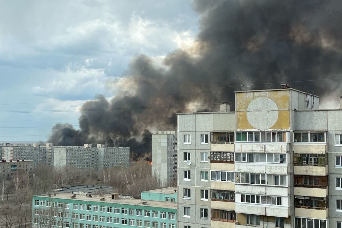 Неизвестные поджигатели снова устроили большой пожар в районе улицы  Лукашевича в Омске - МК Омск