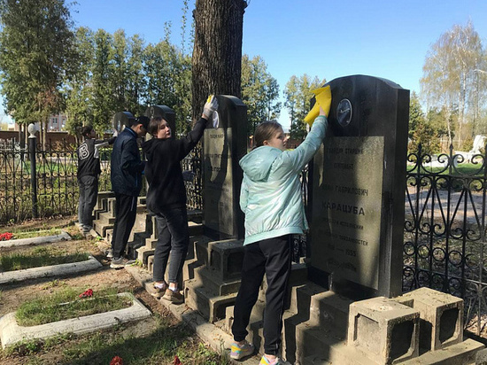 На Всехсвятском кладбище в Туле провели уборку захоронений