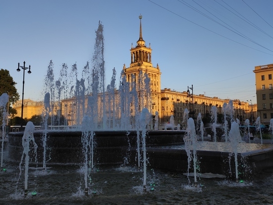 В 2023 году в Петербурге режим работы фонтанов продлили до 22:00