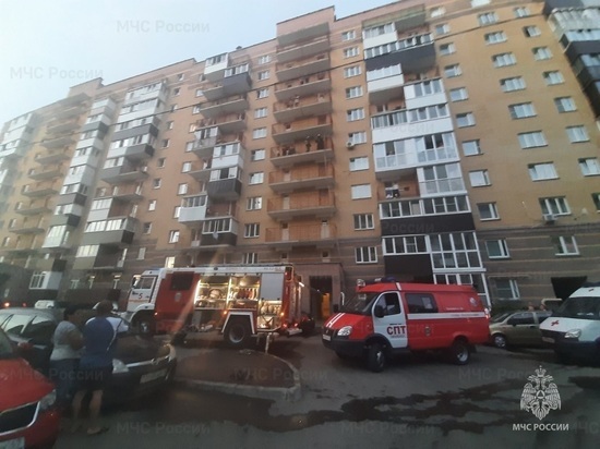 В Смоленске загорелся балкон квартиры в одном из жилых домов