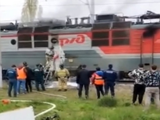 В Каменске-Шахтинском загорелся электровоз поезда с зерном