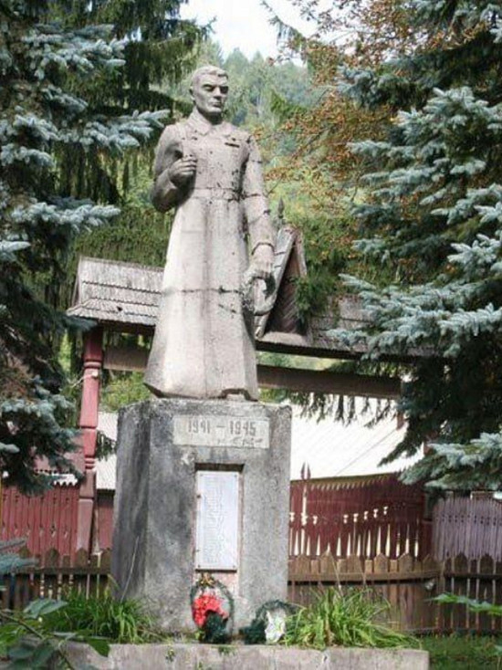 В Закарпатье отказались сносить памятник советским солдатам