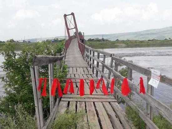 СК проверит болтающийся на ветру единственный мост в селе Забайкалья