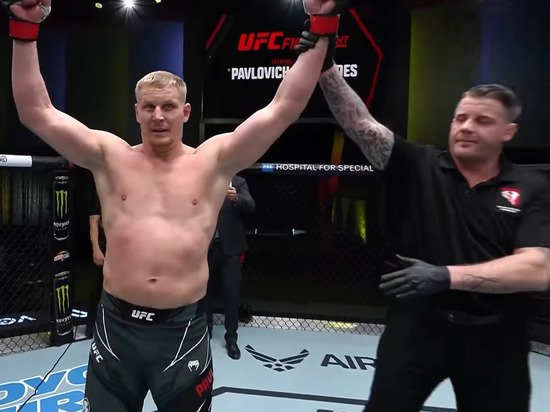 Россиянин Сергей Павлович нокаутировал американца Блейдса в главном бою турнира UFC в Лас-Вегасе