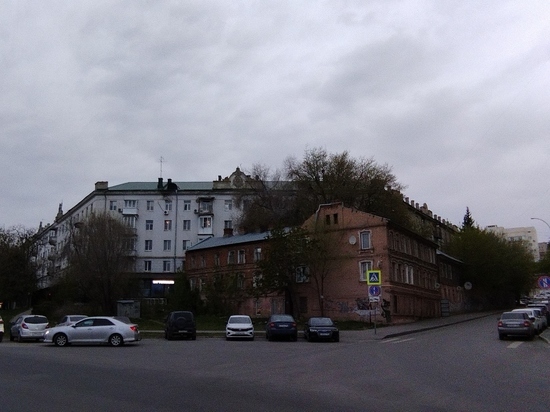 В воскресенье с утра дождь, в обед пасмурно, вечером - солнце