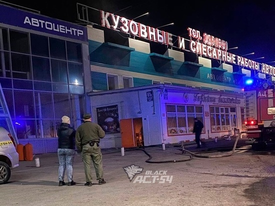 В Новосибирске загорелся павильон с беляшами 23 апреля