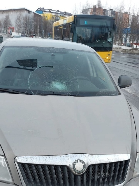 В Ноябрьске автомобилист на «зебре» сбил мужчину с ребенком на руках