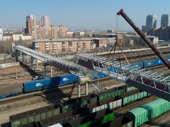 Все пролеты установили на пешеходном мосту по улице Семафорной в Красноярске