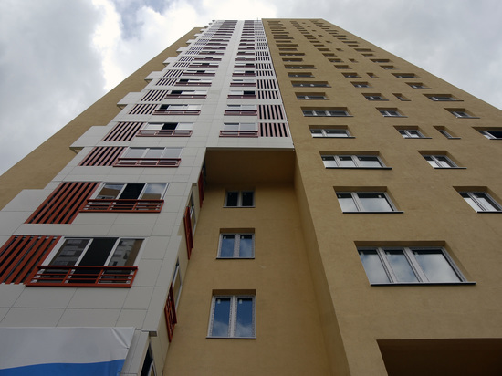 Мужчина едва не выпал из окна многоэтажного дома в Подмосковье