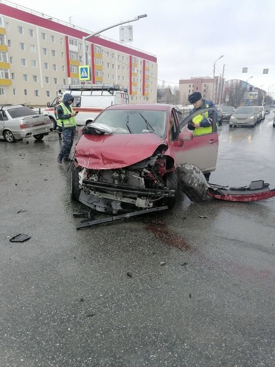 В Ноябрьске при столкновении авто пострадали два ребенка и водитель
