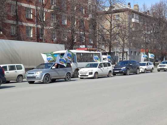 В Новосибирске заметили колонну машин с надувными танками и гаубицами на Учительской