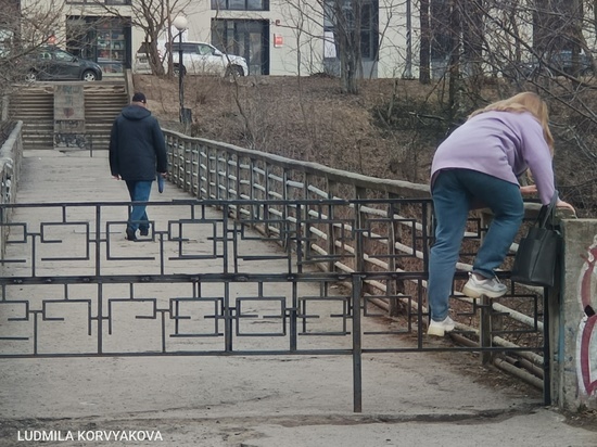Петрозаводчане продолжают ходить по аварийному перекрытому мосту
