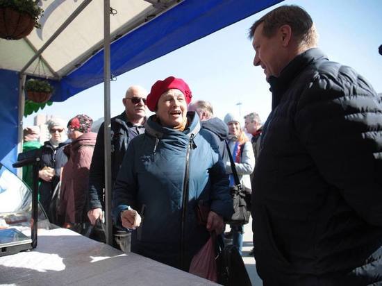 Мэр Новосибирска Анатолий Локоть посетил ярмарку белорусских товаров на площади Ленина