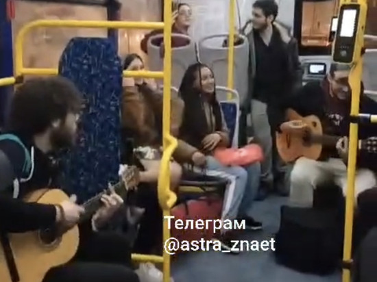 Арабские студенты прославились песнями и игрой на гитаре в астраханском автобусе