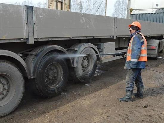 В Красноярске строителям напомнили о крупных штрафах за грязные колеса спецтехники