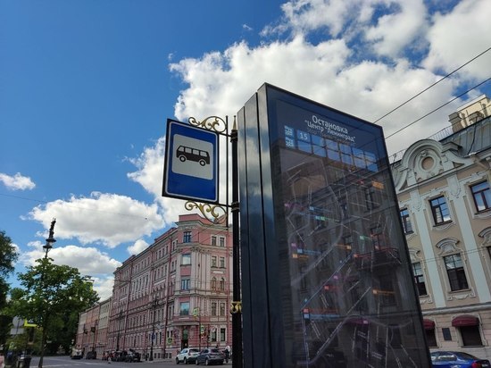Спиртовой раствор, тряпки и лестница: в Петербурге отмывают информационные стенды на остановках от грязи и граффити