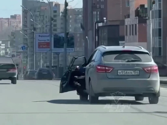 В Новосибирске заметили «Ладу Веста» с отваливающейся на ходу дверью