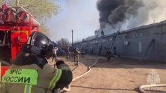 В Ульяновске загорелась мебельная фабрика: кадры масштабного пожара
