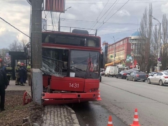 В Ижевске  троллейбус с пассажирами врезался в столб