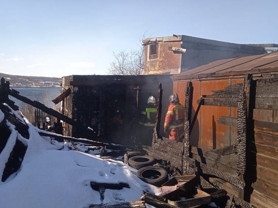 В Мурманске на Александрова девять пожарных тушили деревянное строение