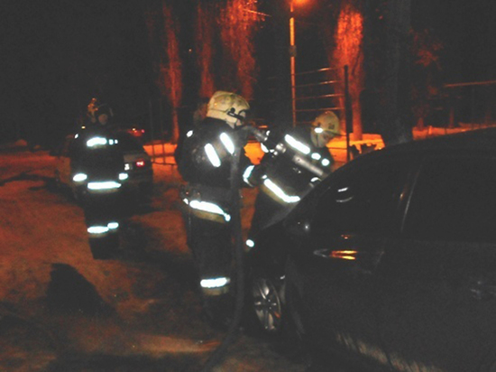 В Воронеже в ночь на воскресенье 8 спасателей за минуту потушили полыхающую иномарку