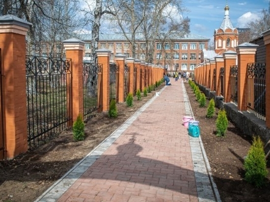 Аллею памяти погибшим в стрельбе в 88-ой школе открыли у Крестовоздвиженской часовни в Ижевске