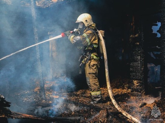 В Астрахани сгорел деревянный жилой дом
