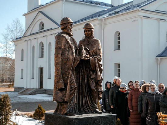 В Северодвинске поставили памятник Петру и Февронии