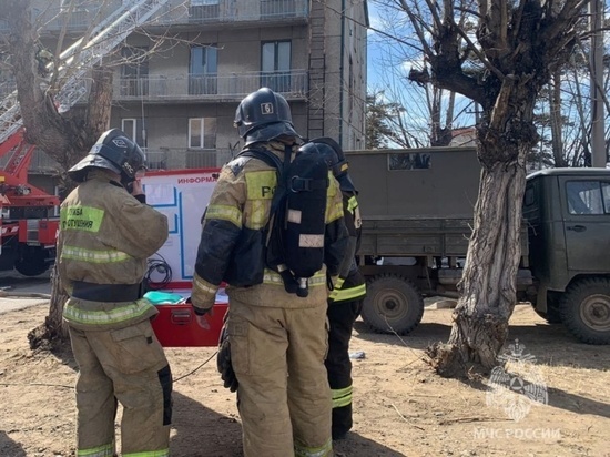 Сорок человек выбежали из пятиэтажки в Чите из-за пожара