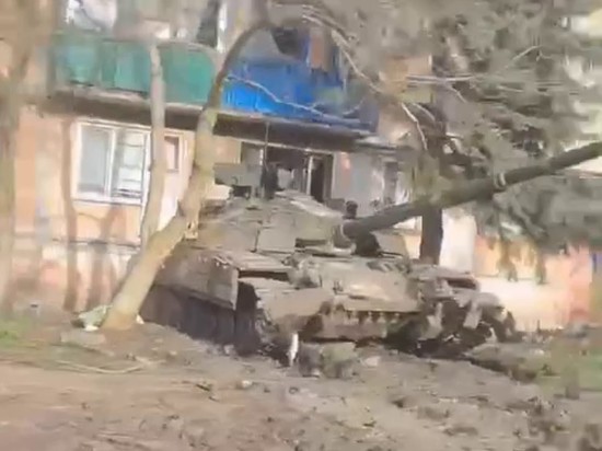 Военкоры показали Часов Яр, заполненный танками ВСУ, прячущимися за жилыми домами