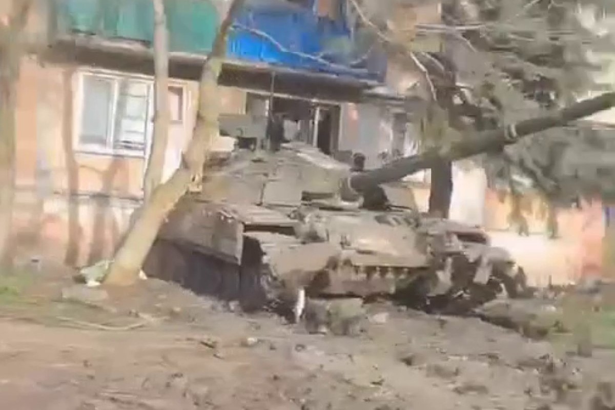 The military correspondents showed Chasov Yar, filled with tanks of the Armed Forces of Ukraine, hiding behind residential buildings