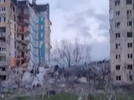 Военкоры: В Угледаре «умные бомбы» сносят многоэтажки, превращённые в базы ВСУ