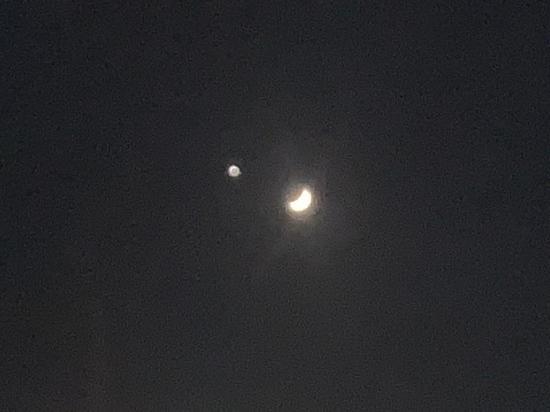 Ночью на Камчатке видно, как Луна притянула Венеру