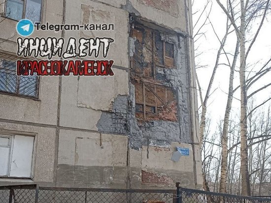 Кусок стены отвалился от здания училища №11 в Краснокаменске