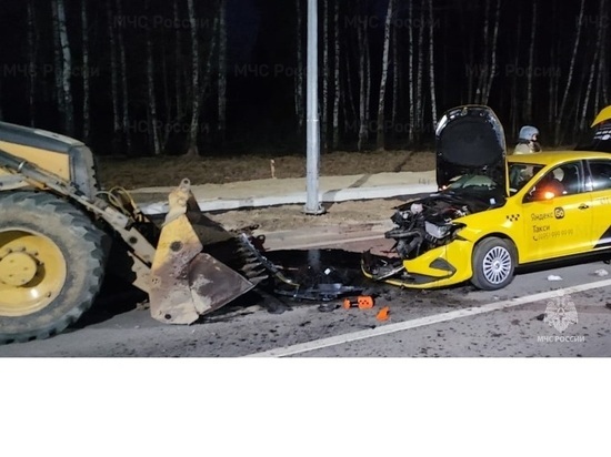 Два человека травмированы после столкновения такси с трактором в Калуге