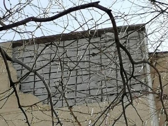 Обрушенный фасад дома в Краснокаменске восстановит управляющая компания