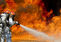 Пожар на нефтебазе в городе Ровеньки ЛНР произошёл в результате нападения беспилотника, возгорание удалось ликвидировать, сообщили журналистам в региональном МЧС